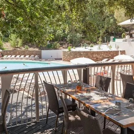 Les Restanques Glycines 2066 *